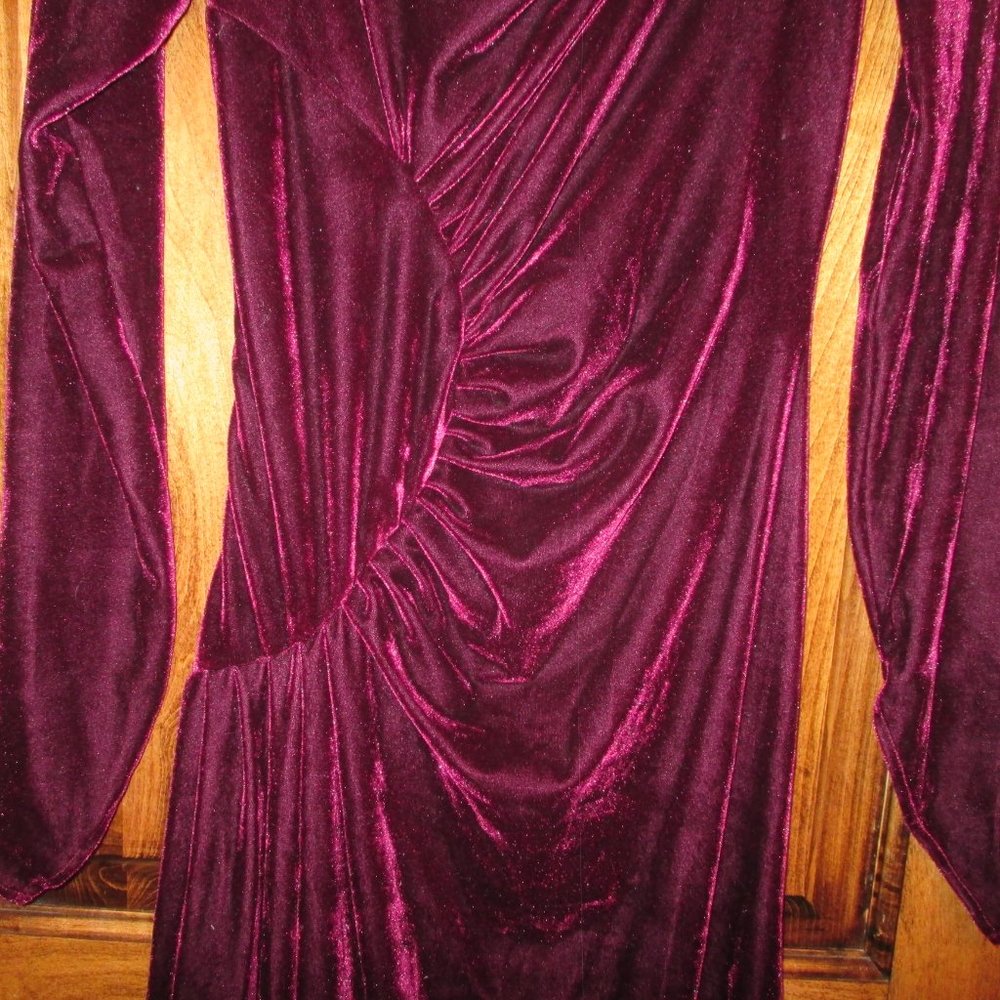 Pyramid Collection Gown - Picture 4 of 6